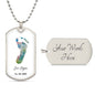 une empreinte de pas de bebe dans un collier argent. Souvenir de naissance pour les parents.