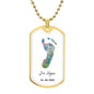 une empreinte de pas de bebe dans un collier Or. Souvenir de naissance pour les parents.
