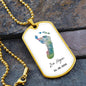 une empreinte de pas de bebe dans un collier Or. Souvenir de naissance pour les parents.