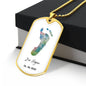 une empreinte de pas de bebe dans un collier Or. Souvenir de naissance pour les parents.