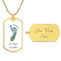 une empreinte de pas de bebe dans un collier Or. Souvenir de naissance pour les parents.