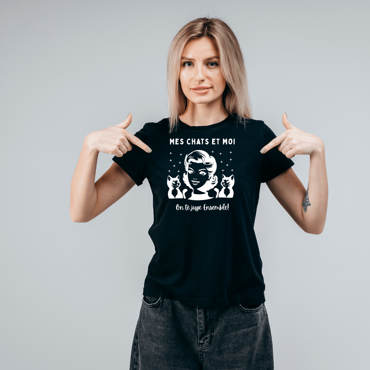 T-Shirt Femme Humoristique – "Mes Chats et Moi On te Juge"